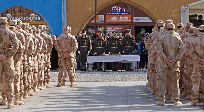 Slavnostní nástup příslušníků Jednotky provinčního rekonstrukčního týmu po návratu ze zahraniční mise v Afghánistánu na Masarykově náměstí v Hranicích