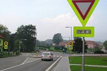 Na bělotínské křižovatce změnili po padesáti letech přednost v jízdě. Řešení má omezit tranzitní dopravu v obci.