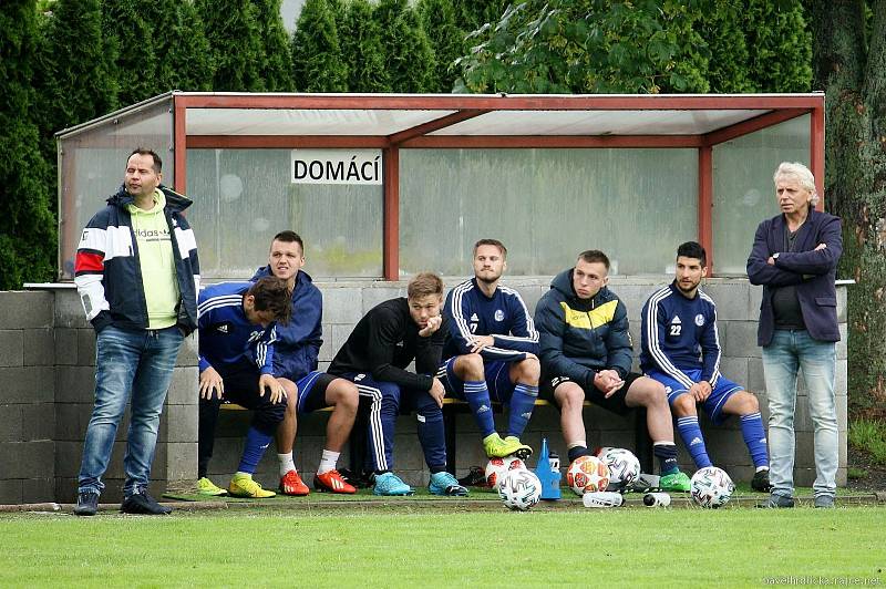 Fotbalisté Všechovic (v modrém) v přátelském utkání s Valmezem.