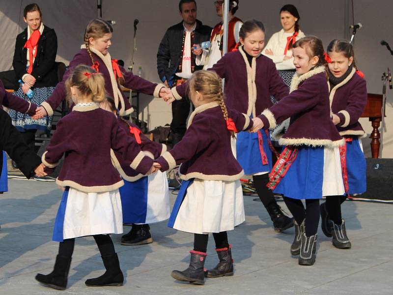 Na akci Vítání jara vystoupila na hranickém náměstí v sobotu 24. března cimbálová muzika Okybača, taneční oddělení ZUŠ Hranice, folklorní soubor Rozmarýnek a Děcka z Drahotuš.