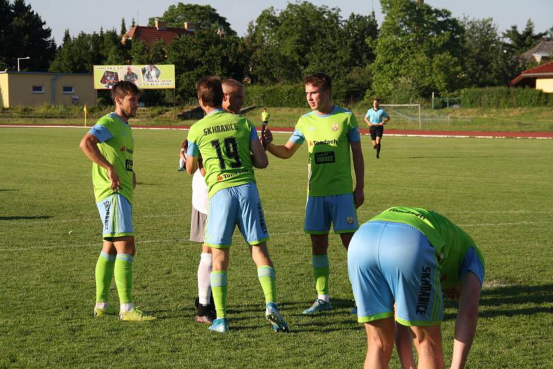 Fotografie ze zápasu 26. kola divize E mezi celky SK Hranice a FK Nové Sady