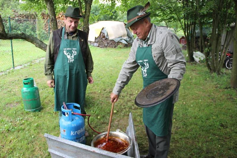 Ani déšť nepokazil dobrou náladu účastníkům patého ročníku soutěže ve vaření kotlíkových gulášů ve Skaličce. O Zlatou vařečku se v sobotu utkalo celkem jedenáct týmů, návštěvníci si pochutnali na guláších z hovězího, srnčího nebo kozího masa.