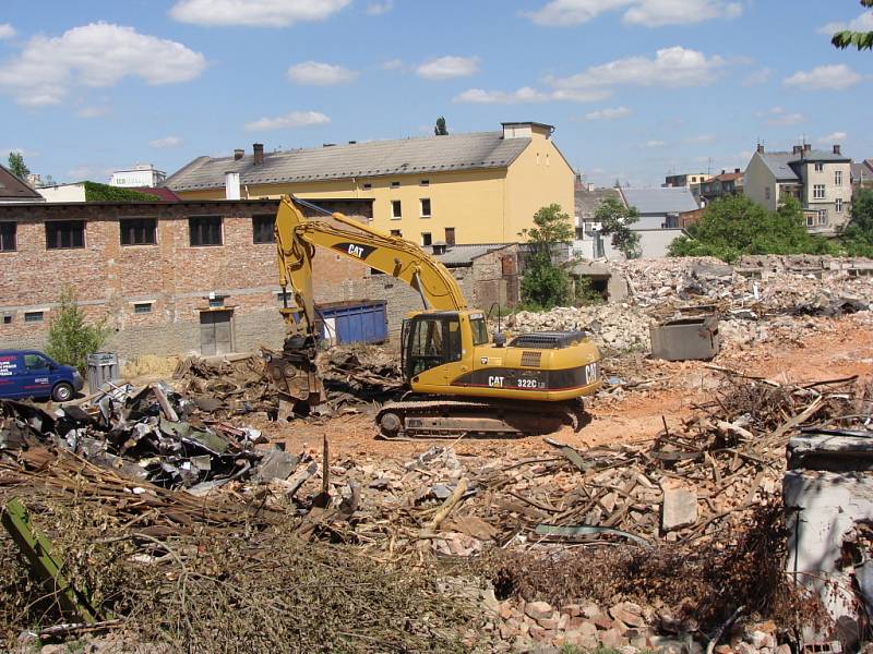 Demoliční firma během práce nenarazila na žádné vážnější problémy. Musela jen zlikvidovat černou skládku, která na dvoře bývalé slévárna vznikla. Celkové náklady na demolici se vyšplhají na bezmála tři miliony korun.