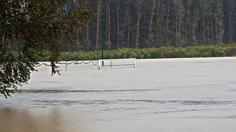 Řeka Bečva zaplavila část obce Ústí na Hranicku 14.10.2020.