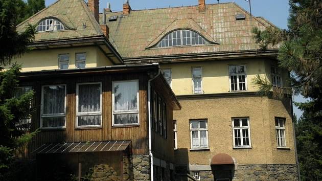 Chátrající vila Vlasta v Teplicích nad Bečvou na fotografiích z roku 2012. Dnešní stav je mnohem horší.