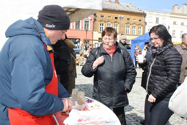 První letošní Farmářské trhy se v pátek 21. dubna konaly na hranickém náměstí.