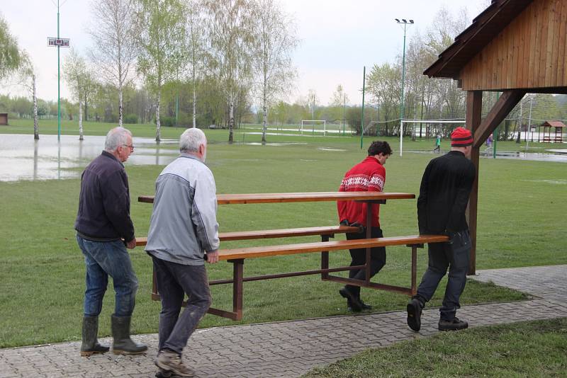 Lidé v Ústí na Hranicku v sobotu uklízeli areál sportoviště, který se ocitl v pátek pod vodou.