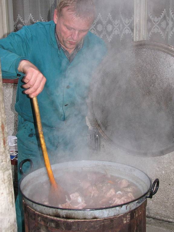 Již v pátek se zdejší zastupitelé postarali o zabití dvou vepřů, ze kterých v sobotu 25. října připravovali nejrůznější pokrmy. 