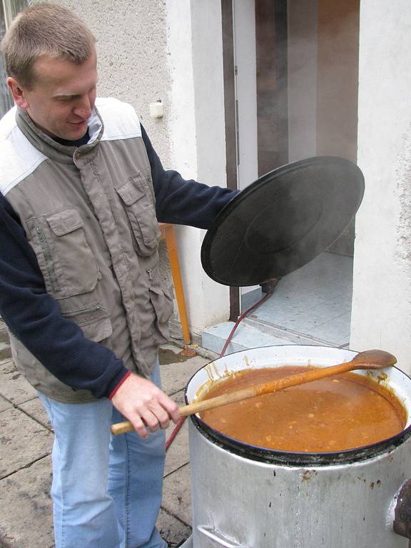 Již v pátek se zdejší zastupitelé postarali o zabití dvou vepřů, ze kterých v sobotu 25. října připravovali nejrůznější pokrmy. 