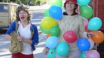 V různobarevných kostýmech se procházeli studenti hranického gymnázia v ulicích města a žádali po kolemjdoucích příspěvky na maturitu.