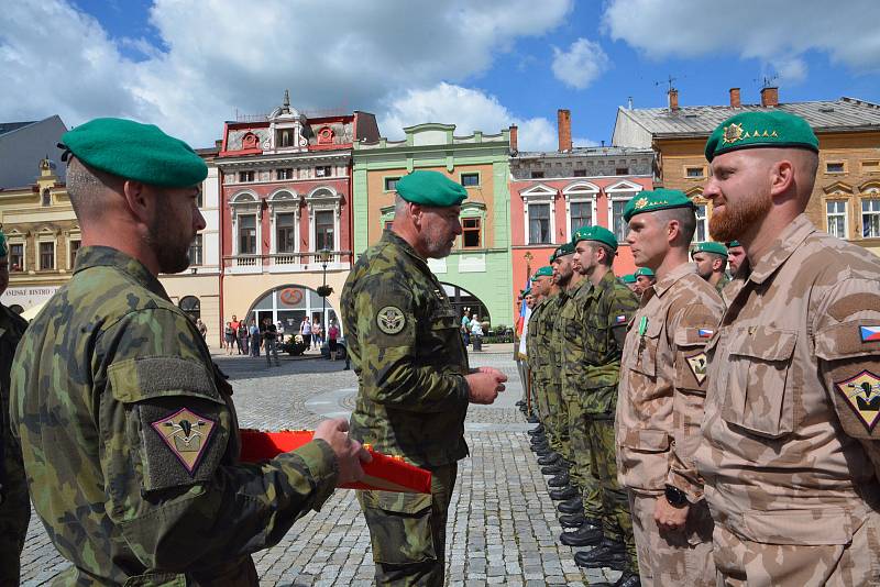 Slavnostní nástup vojáků v Hranicích po návratu ze zahraniční operace v Mali.