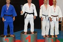 Závodník Judo Železo Hranice Tomáš Ličman (druhý zprava) na stupních vítězů na otevřeném mistrovství Rakouska kategorie Masters.