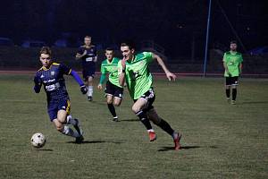 Fotbalisté SK Hranice (v modrých dresech) v jarní premiéře podlehli hostující SFK Vrchovina (v zelených dresech) 1:2.