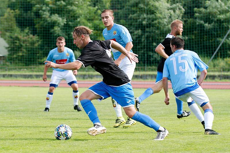 Fotbalisté SK Hranice (v modrém) proti 1. FCV Přerov.
