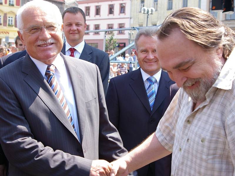 V Přerově přišel Václava Klause pozdravit i zpěvák Jaroslav Wykrent.