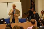 Bývalý český premiér a důchodce z Vysočiny Miloš Zeman debatoval v úterý 20. října odpoledne se studenty Vysoké školy logistiky v Přerově.