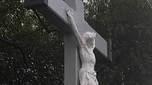 V Opatovicích obnovili starý dřevěný kříž.