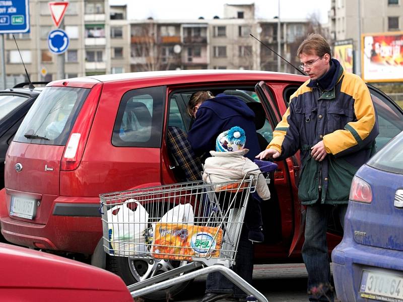 U žádného supermarketu v Hranicích nejsou parkovací místa pro maminky s dětmi.