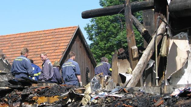 Následky nočního požáru odstraňovali ve čtvrtek dopoledne v obci Lipná členové dvou dobrovolných hasičských sborů a dobrovolní pracovníci, které tam vyslal Městský úřad Potštát.