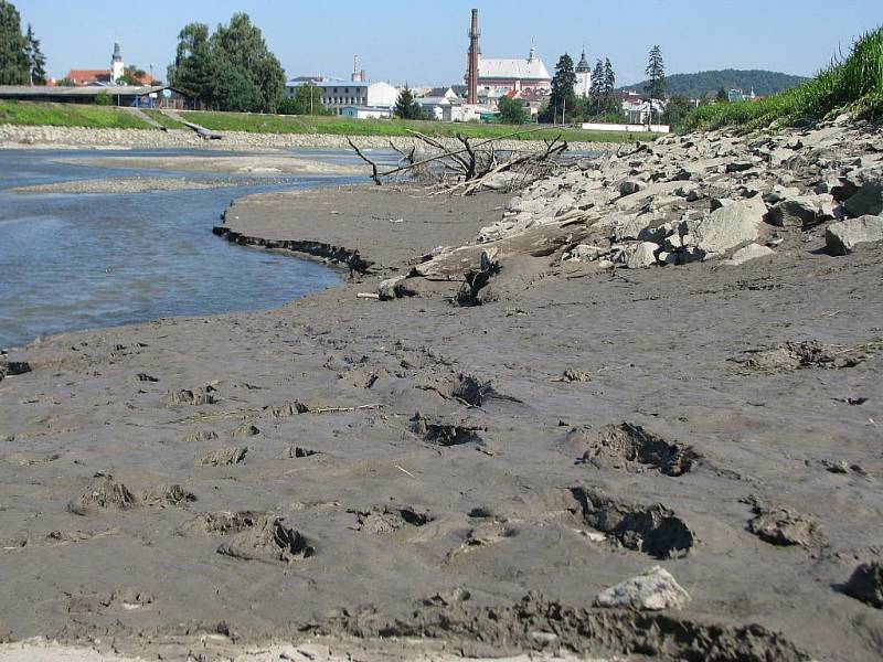 Suché a popraskané dno hranické Bečvy není dílem počasí. Mohou za něj právě probíhající opravy na jezu. 