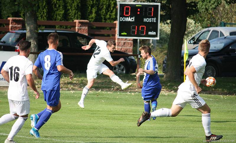 Všechovice (v bílé) v derby s Hranicemi