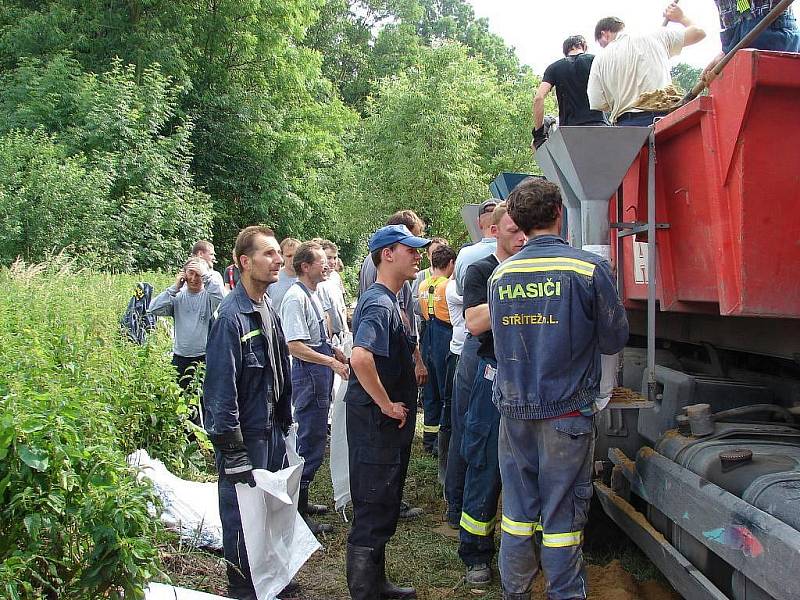 U Polomi se dobrovolní hasiči ze Stříteže podíleli na stavbě provizorní hráze z pytlů s pískem.