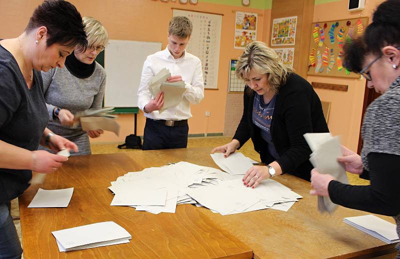 Sčítání hlasů z prvního kola prezidentské volby na ZŠ Struhlovsko v Hranicích.
