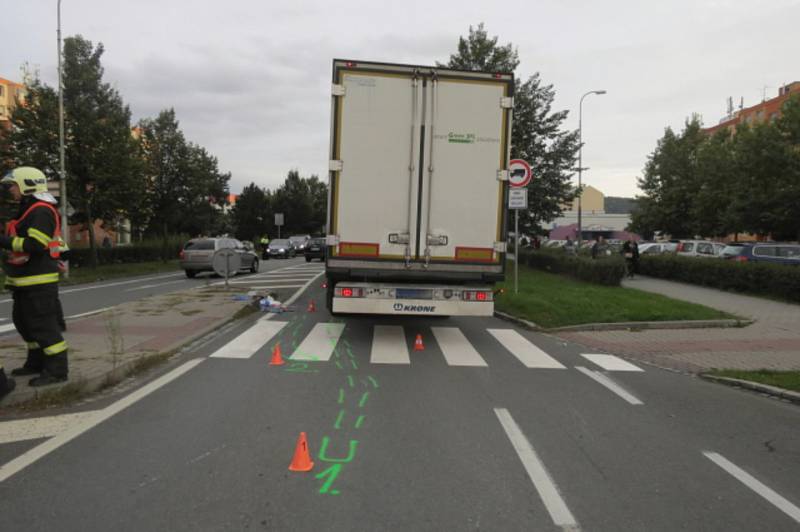 Cyklistku srazilo ve středu 25. září v Hranicích nákladní auto. Utrpěla vážné zranění.
