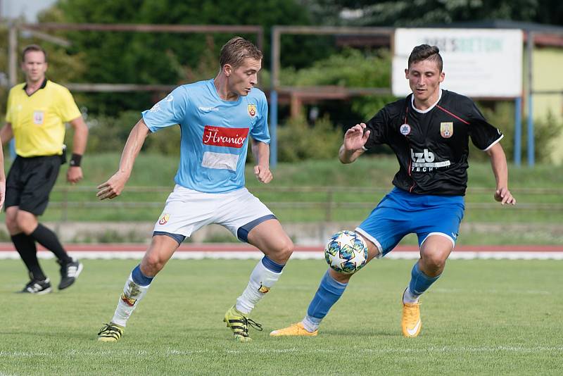 Fotbalisté SK Hranice (v modrém) proti 1. FCV Přerov.