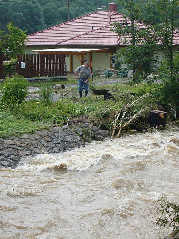 Asi nejhorší byla situace ve Lhotce. Jeden z mostů přes Veličku se postupně rozpadá. Místní obyvatelé se ve čtvrtek 25. června dopoledne pustili do odklízení bahna a spadlých stromů. 