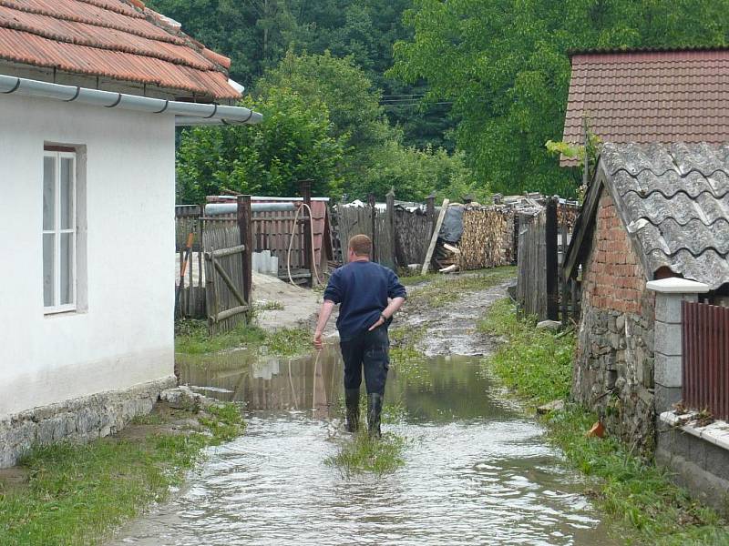 Asi nejhorší byla situace ve Lhotce. Jeden z mostů přes Veličku se postupně rozpadá. Místní obyvatelé se ve čtvrtek 25. června dopoledne pustili do odklízení bahna a spadlých stromů. 