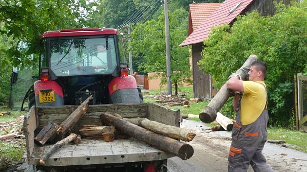 Asi nejhorší byla situace ve Lhotce. Jeden z mostů přes Veličku se postupně rozpadá. Místní obyvatelé se ve čtvrtek 25. června dopoledne pustili do odklízení bahna a spadlých stromů. 