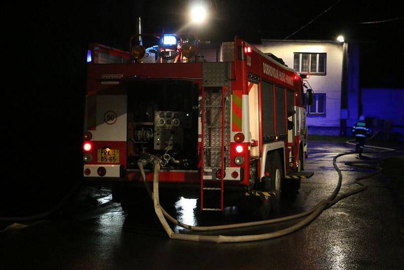 Hasiči zasahují u požáru statku v Miloticích nad Beččvou