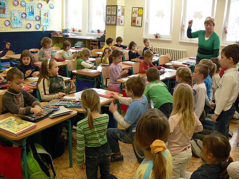 Předškoláci z mateřinky Klíček na Struhlovsku si na ZŠ 1. máje vyzkoušeli, jaké to je sedět ve školních lavicích