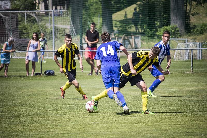 Fotbalisté Nových Sadů (ve žluto-černém) porazili Hranice 3:0.