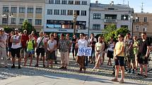 Demonstrace proti Andreji Babišovi v Hranicích. Zúčastnil se i disident a signatář Charty 77 z Lipníku nad Bečvou Tomáš Hradílek.