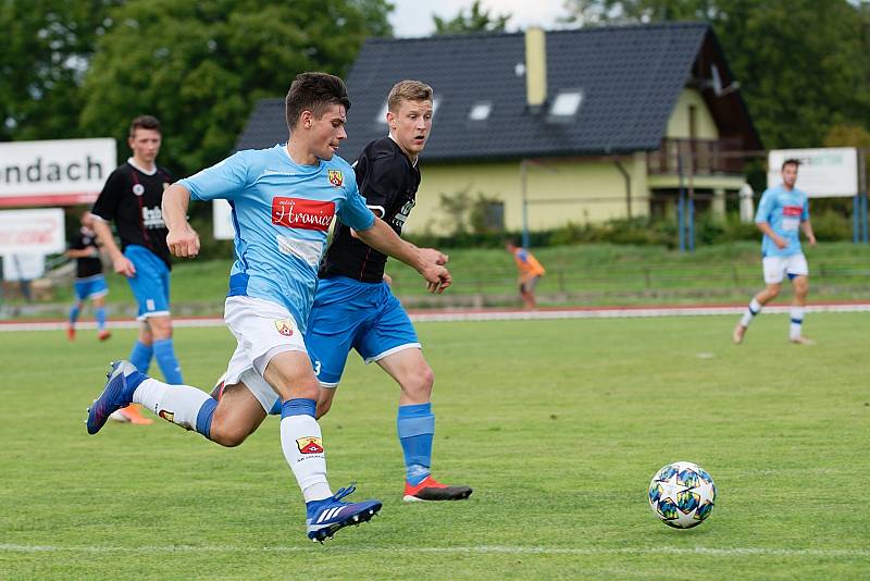 Fotbalisté SK Hranice (v modrém) proti 1. FCV Přerov.