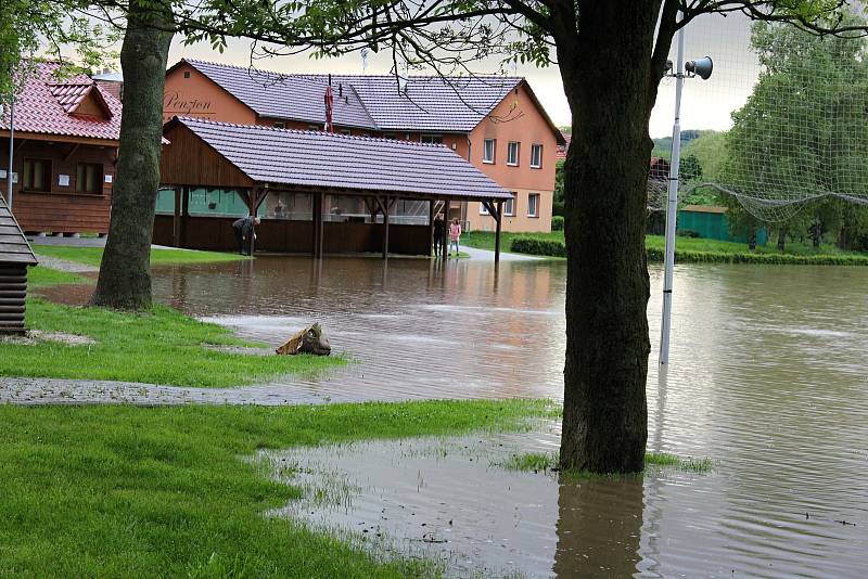 Bečva je v Hranicích na druhém povodňovém stupni. V Ústí zalila fotbalové hřiště.