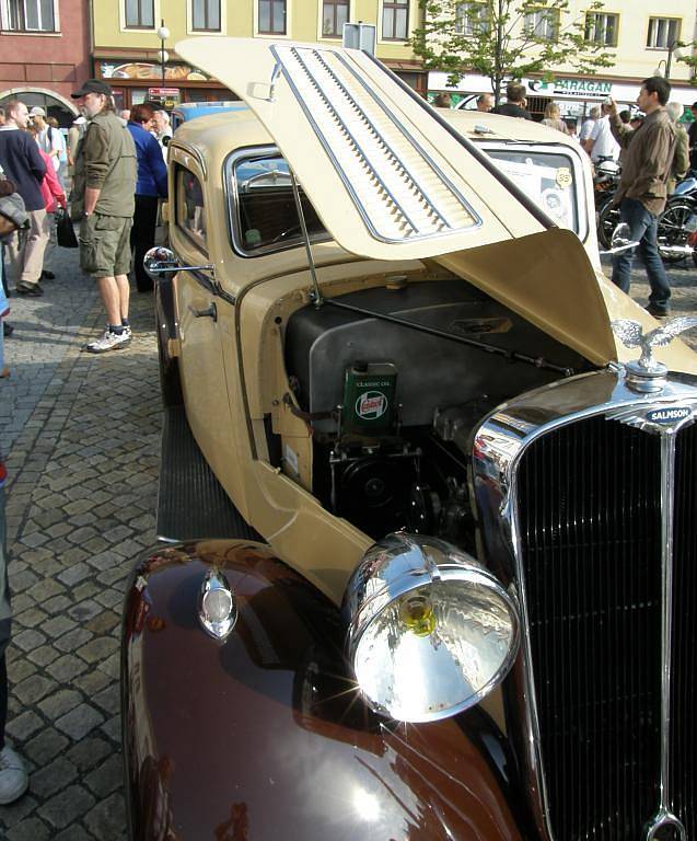 Automobiloví veteráni na náměstí v Lipníku