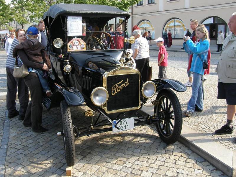 Automobiloví veteráni na náměstí v Lipníku