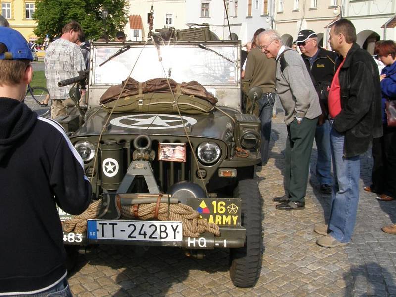 Automobiloví veteráni na náměstí v Lipníku