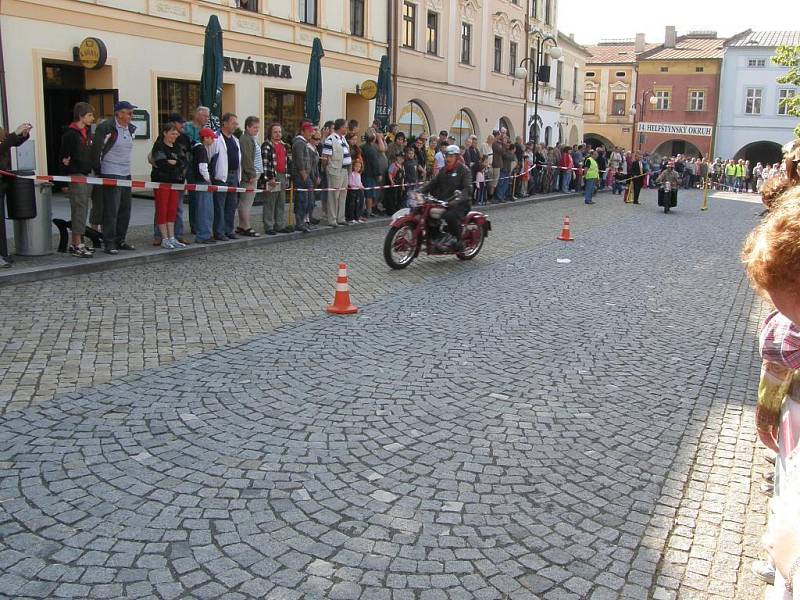 Automobiloví veteráni na náměstí v Lipníku