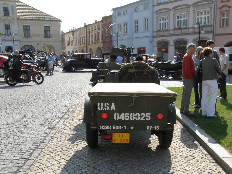 Automobiloví veteráni na náměstí v Lipníku