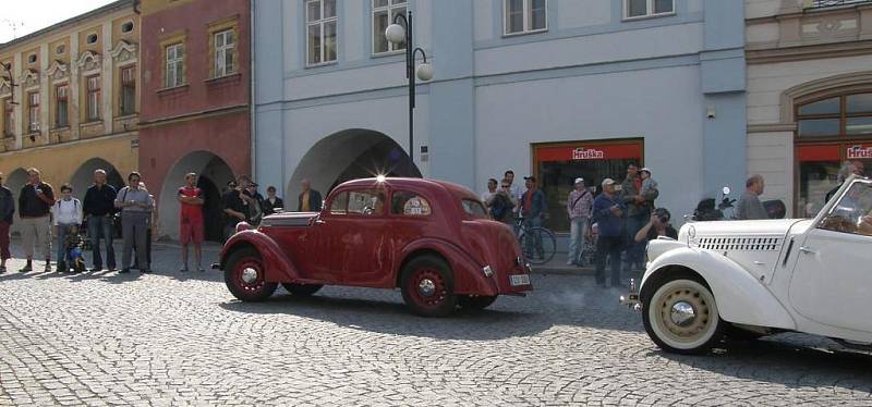 Automobiloví veteráni na náměstí v Lipníku