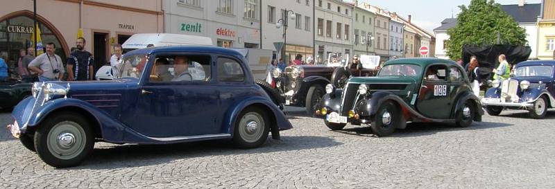 Automobiloví veteráni na náměstí v Lipníku