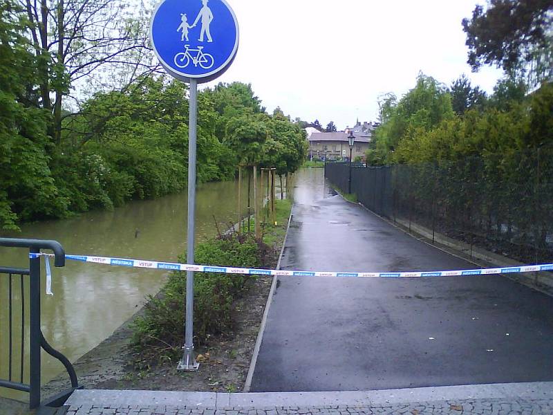 Povodně v Hranicích v pondělí 17. května zhruba v 16 hodin.