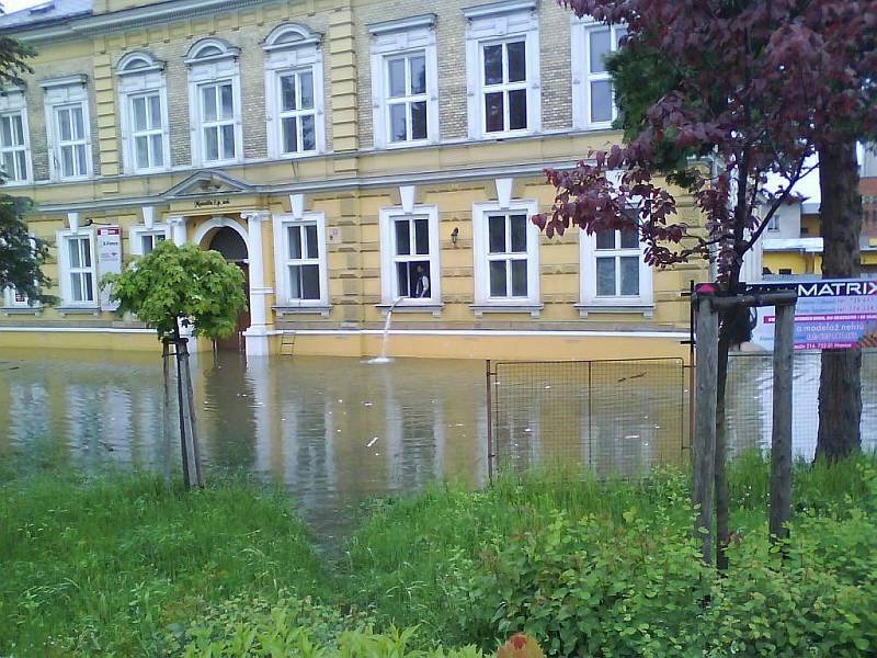 Povodně v Hranicích v pondělí 17. května zhruba v 16 hodin.