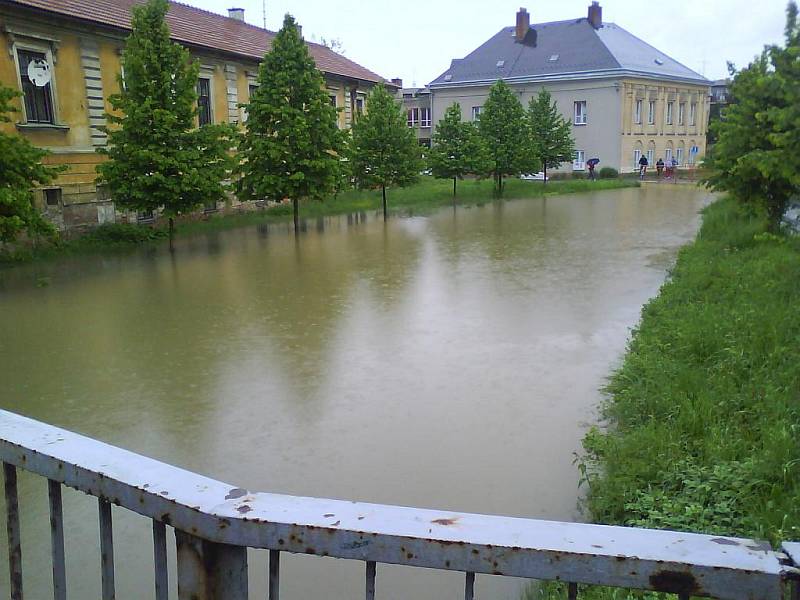 Povodně v Hranicích v pondělí 17. května zhruba v 16 hodin.