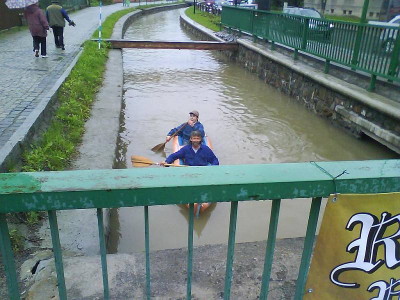 Povodně v Hranicích v pondělí 17. května zhruba v 16 hodin.