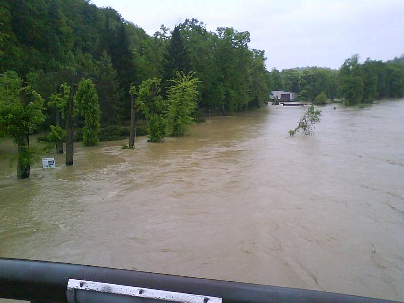 Povodně v Hranicích v pondělí 17. května zhruba v 16 hodin.